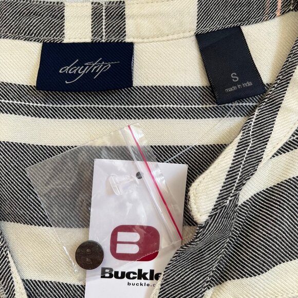 Daytrip from Buckle Henley Long Sleeve Striped Long Shirt - Picture 9 of 15